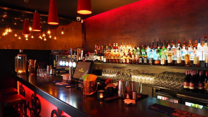 Chi Phí Mở Bar Bao Nhiêu? Bảng Dự Trù Vốn – Setup – Thiết Kế Từ A–Z
