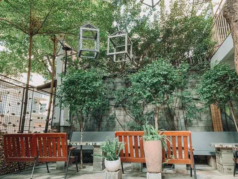 Cà Phê Sân Vườn Tối Giản