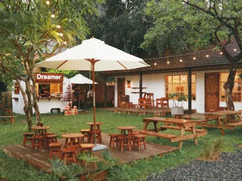 Setup Quán Cafe Sân Vườn Theo Phong Cách Farmhouse
