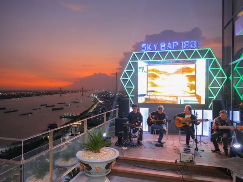 Mẫu Cafe Rooftop Có Sân Khấu Acoustic