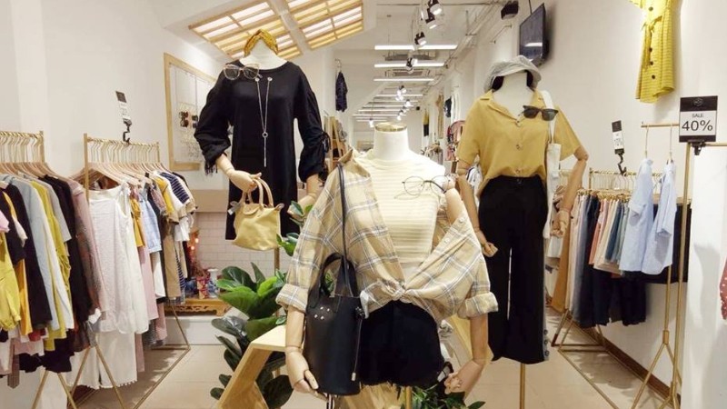 Trang trí shop quần áo phong cách tối giản