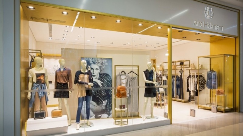 Trang trí shop quần áo khu vực cửa vào