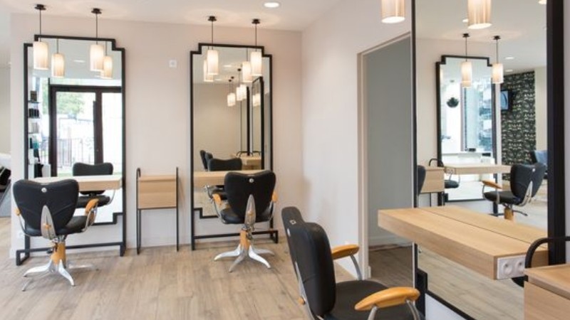Trang trí tiệm tóc giúp tiệm rộng hơn